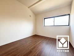 約5.25帖の洋室です。全居室に窓がございます。明るい陽光がたっぷり差し込む心地よい生活空間です。