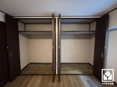 新たに家具を買わなくても良いので、ハンガーパイプ付きのクローゼットは嬉しいですね。