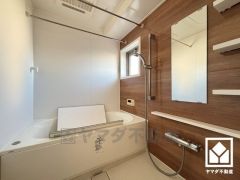 1日の疲れを癒す浴室でゆったりリフレッシュ。ナチュラルな木目調のアクセントパネルは落ち着いた雰囲気を演出してくれます。