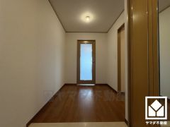 広々とした開放感と清潔感あふれる空間が、訪れる人々を温かく迎えます。