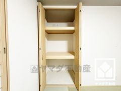 穏やかな暮らしを支える、豊かな収納。押入にはお客様用の座布団や寝具も収納可能です。