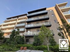 玄関にはシューズボックスを完備。家族の靴もしっかり収納できるので、玄関がいつも片付き、気持ちよくお客様を迎えられます。