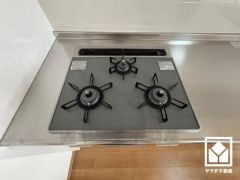 毎日の料理がもっとスムーズに。便利な3口コンロ付きキッチン。