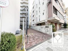 「セブンイレブンJRさくら夙川駅前店」まで徒歩4分、「ライフ夙川店」まで徒歩8分など、お買い物施設が徒歩圏内に複数あり便利な住環境です。