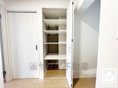 廊下にも収納スペースがあり、住空間を広々お使いいただけます。日用品のストックなどもすっきり片付きます。