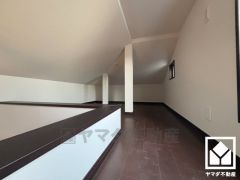 大型荷物の収納や、書斎・趣味のスペース、お子様の秘密基地など、多用途にお使い頂けるロフトがございます。