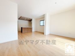 広々19.6帖のLDKが魅力。家族全員がリラックスできる、ゆったりとした快適リビングで温かい団らんの時間を。