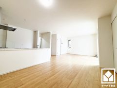 広々24.7帖のLDKが魅力。家族全員がリラックスできる、ゆったりとした快適リビングで温かい団らんの時間を。