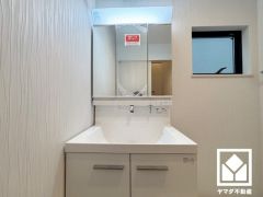 収納付きでスッキリお使い頂ける3面鏡の洗面台です。洗面ボウルが広めなので、忙しい朝でも身支度がしやすく時短になります。