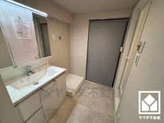 収納付きでスッキリお使い頂ける3面鏡の洗面台です。洗面ボウルが広めなので、忙しい朝でも身支度がしやすく時短になります。