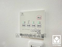 浴室暖房乾燥機付き。真冬の寒い浴室を暖かく、また雨の日の洗濯物の乾燥にと多用途に活躍する機能です。