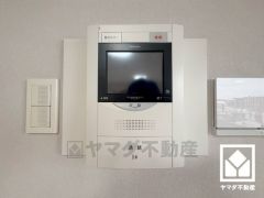 突然の来訪時でも安心なモニター付きインターホンを完備。お留守番中のお子様でも簡単に来訪者の確認ができます。