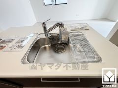 清潔感あふれるシンクで、毎日を気持ちよくスタート。浄水器付きなので、いつでも安心・安全な水をお使いいただけます。