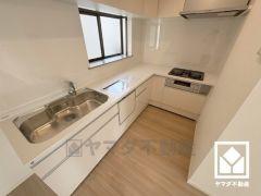 キッチンには窓がございますので、昼間は手元が明るく、お料理がはかどります。毎日の家事の負担を軽減でき、水道代の節約にもなる食器洗乾燥機付き。