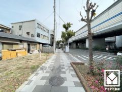 前面道路は歩道付きのため、安全に出入りができます。街路樹の綺麗な通りになっており、四季の移り変わりが感じられる緑豊かな景観です。