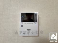 突然の来訪時でも安心なモニター付きインターホンを完備。お留守番中のお子様でも簡単に来訪者の確認ができます。