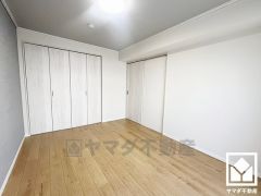 約6帖の北側洋室です。全居室にクローゼットがございますので、お部屋の広さを最大限に活用できます。