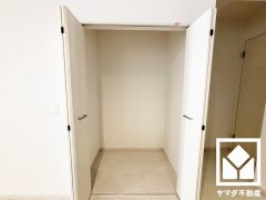 キッチン横には大容量のパントリーがございます。まとめ買いしても心配要らずの収納力で、食品のストックや食器等もすっきり片付けることができます。