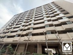 スムーズな移動を叶えるエレベーターもございます。忙しい朝も快適に、ストレスフリーな暮らしをサポート。防犯カメラが設置されておりセキュリティにも配慮されています。