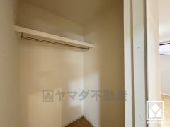 ウォークインクローゼットには季節の荷物や趣味の道具なども収納可能です。