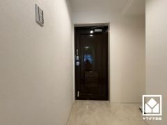 白を基調とした明るい玄関で、毎日を爽やかにスタート。広々とした開放感と清潔感あふれる空間が、訪れる人々を温かく迎えます。