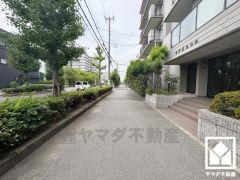 阪神電鉄本線「香櫨園」駅まで徒歩約14分、3沿線利用可能な立地。「万代西宮前浜店」まで徒歩7分など、毎日の通勤・通学だけでなく、休日のお出かけまで利便性に優れています。