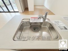 清潔感あふれるシンクで、毎日を気持ちよくスタート。浄水器付きなので、いつでも安心・安全な水をお使いいただけます。