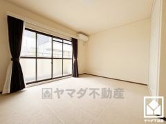 約8.3帖の洋室です。全居室に窓がございます。明るい陽光がたっぷり差し込む心地よい生活空間です。