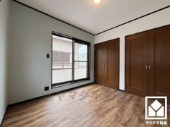 約4.5帖の2階洋室です。バルコニーにつながるお部屋で、通風・陽当たり良好。