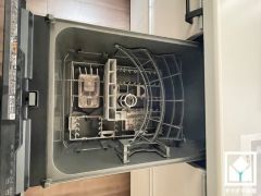 毎日の家事の負担を軽減でき、水道代の節約にもなる食器洗乾燥機付き。