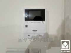 突然の来訪時でも安心なモニター付きインターホンを完備。お留守番中のお子様でも簡単に来訪者の確認ができます。