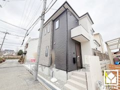 落ち着いた色合いと直線的な美しさが調和したモダンな外観。帰るたびに安心感を感じられる佇まい。