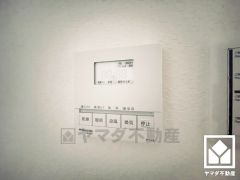 浴室暖房乾燥機付き。真冬の寒い浴室を暖かく、また雨の日の洗濯物の乾燥にと多用途に活躍する機能です。