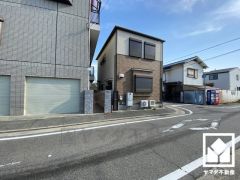 近隣に月極駐車場がございます。詳細は弊社スタッフまでお気軽にお問い合わせください。