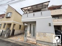 階段下にも収納スペースがあり、住空間を広々お使いいただけます。日用品のストックなどもすっきり片付きます。