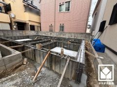 旗竿地で土地が道路から離れており、騒音や排気ガスの影響を受けにくいため、静かな環境で落ち着いた生活をお送りいただけます。