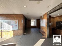 ゆったりとしたロビーが、住まう人の憩いの場に。落ち着いた空間で、ほっと一息つける時間を。