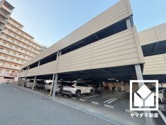 敷地内に駐車場を完備（月額11000円）。重い荷物や雨の日の移動もスムーズで、快適なカーライフを実現。空き状況等は弊社スタッフまでお気軽にお問い合わせください。