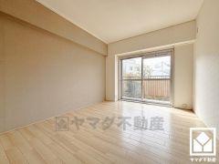 バルコニーにつながるお部屋で、通風・陽当たり良好。