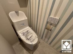 遊び心のあるアクセントクロスが魅力的なトイレ空間。機能性とセンスが融合した、居心地の良いプライベートスペースです。