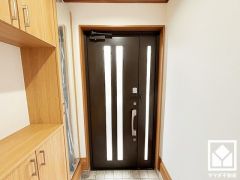 ドアのスリット窓から光が差し込み、外出時にも帰宅時にも、明るい気持ちになれる玄関です。