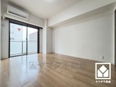大きな窓からは明るい光が降り注ぎます。独立した居室なのでプライベートな時間をゆったり過ごせそうです。
