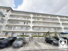 広々とした土間付きの玄関が魅力。開放感と清潔感あふれる空間が、訪れる人々を温かく迎えます。