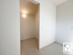 収納力豊富なウォークインクローゼット付き。お洋服はもちろん、スーツケースなどの大物もしっかり収納できます。照明も設置されており、コーディネートがしやすい明るい空間になっています。
