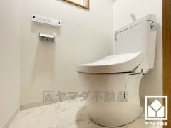 明るく清潔感溢れるトイレです。トイレが1階と2階にあるので、朝の忙しい時間にも混雑せず快適です。