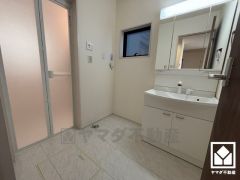 収納付きでスッキリお使い頂ける3面鏡の洗面台です。洗面ボウルが広めなので、忙しい朝でも身支度がしやすく時短になります。