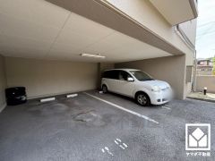 敷地内に駐車場を完備（月額13000円～20000円）。重い荷物や雨の日の移動もスムーズで、快適なカーライフを実現。空き状況はお問い合わせください。