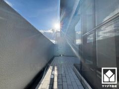 南向きバルコニーで陽当たり、風通し良好。広々としているため、お洗濯物をたっぷりと干す事ができます。