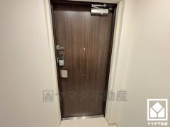 白を基調とした明るい玄関で、毎日を爽やかにスタート。たっぷりの収納スペース付きで家族の靴もしっかり収納できるので、玄関がいつも片付き、気持ちよくお客様を迎えられます。