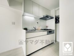 明るい白色で統一された清潔感のあるデザインが魅力のシステムキッチンです。